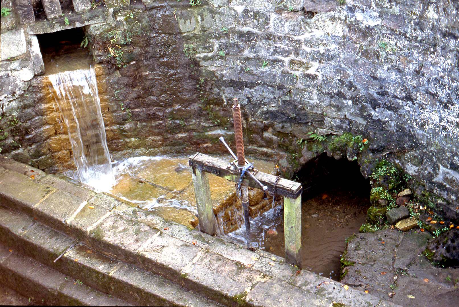 The so-called Bear Pit Cromford Sough -right Nov 1991
